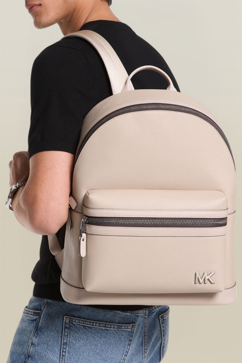 תמונת כל הלוק של תיק גב MICHAEL KORS